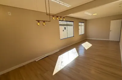 Casa plana com 1 suíte mais 2 quartos à venda no bairro floresta