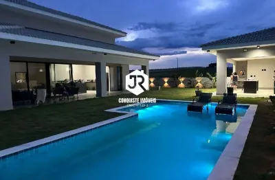 Sofisticada, alto padrão, loteamento fechado com portaria 24 horas, clubes completos, com restaurantes, quadras, saunas, piscina, rampa para embarcação