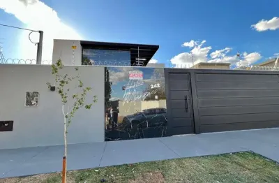 Casa à venda na pioneira com piscina, suíte com closet e piscina
