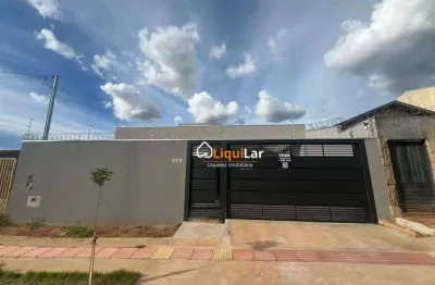 Casa à Venda no Jardim Samambaia com Pé-Direito Duplo, Espaço Gourmet e Amplo Quintal Próxima ao Parque dos Poderes