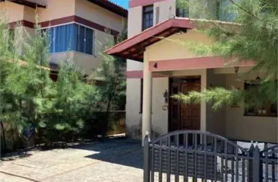 Casa de condomínio para venda possui 123 metros quadrados com 4 quartos