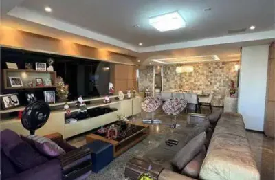 Apartamento para venda possui 250 metros quadrados com 4 quartos