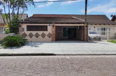 Excelente residencia em guaratubacom piscina(piçarras)