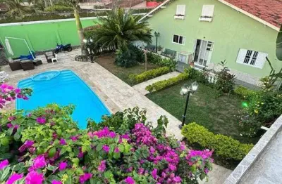 Lindíssima casa em 2 lotes de 600m, pertinho do mar. venha conhecer  e se apaixonar.