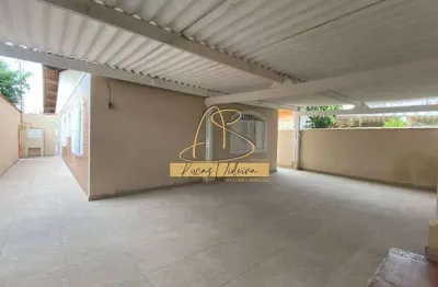 Casa com 3 dormitórios, sendo 1 suíte, 4 vagas de garagem na aviação em praia grande.