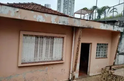 Vendo imóvel com 3 casas antigas ao lado de prédios de alto padrão