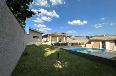 Ampla casa 100% térrea. 1000m² de terreno,com piscina em bairro de alto padrão em atibaia