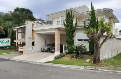 Linda casa em condomínio fechado, alto padrão, dentro da cidade, perto de tudo e da lucas