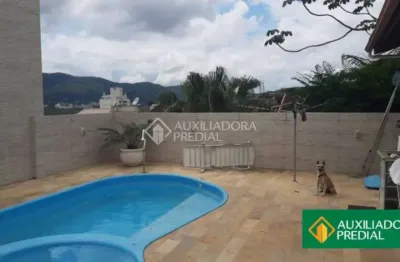 Casa com 3 quartos à venda na rua joão da cruz meira, 109, trindade, florianópolis, 256 m2 por r$ 1.849.000