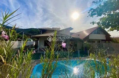 Casa em condomínio fechado com 4 quartos à venda na rua hermes guedes da fonseca, 854, armação do pântano do sul, florianópolis, 200 m2 por r$ 1.900.000
