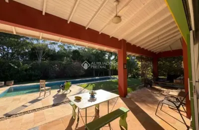 Casa com 4 quartos à venda na servidão joesi guimarães da silva, 20, são joão do rio vermelho, florianópolis, 300 m2 por r$ 2.659.000