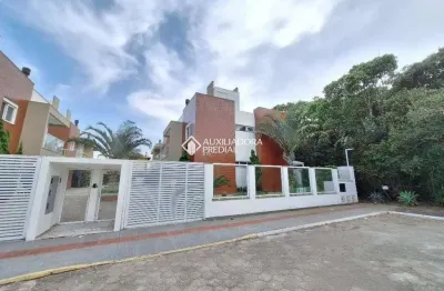 Casa em condomínio fechado com 3 quartos à venda na rua grumixama, 201, campeche, florianópolis, 147 m2 por r$ 1.350.000