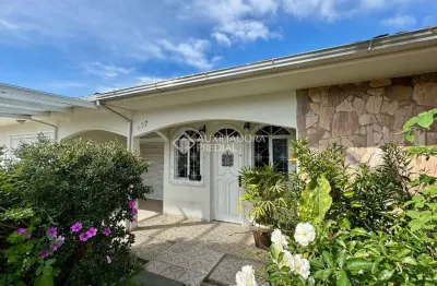 Casa com 8 quartos à venda na rua doralice ramos pinho, 637, jardim cidade de florianópolis, são josé, 367 m2 por r$ 1.274.000