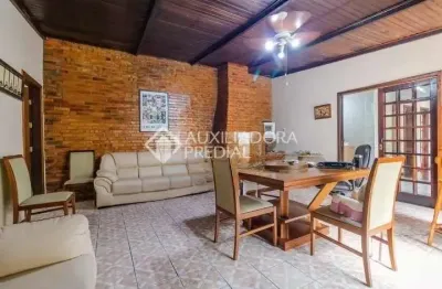 Casa com 3 quartos à venda na avenida são sebastião, 206, nonoai, porto alegre, 250 m2 por r$ 680.000