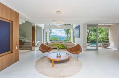 Casa em condomínio fechado com 4 quartos à venda na avenida rodesindo pavan, 1610, praia do estaleiro, balneário camboriú por r$ 16.000.000
