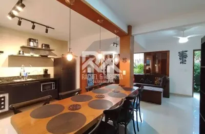Linda casa reformada e mobiliada com 3 quartos no alto