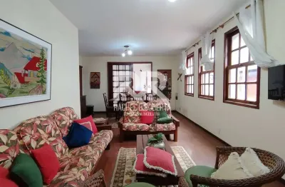 Casa mobiliada no alto com 3 quartos em excelente localização