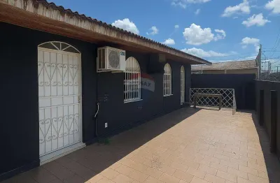 Vende casa com 4 quartos (2 suítes) + churrasqueira e pátio amplo!