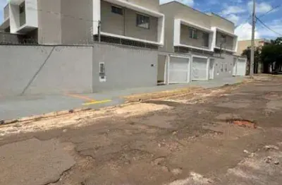 Sobrado para Venda em Campo Grande, Jardim Jacy, 2 dormitórios, 1 suíte