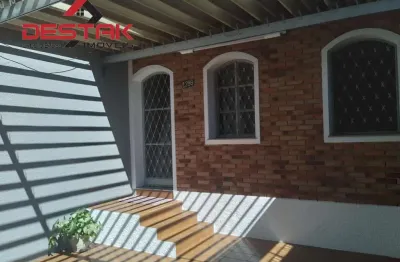 Casa sobrado a venda em regiao central de jundiai/sp. 03 dormitorios, 01 suite.