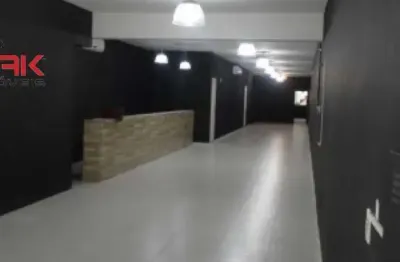 Salao comercial para locacao em regiao central, rua com grande fluxo de veiculos e pedestres.