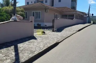 Casa no bairro joão costa, com terreno de 552,94m² e área construída de 130m². estuda geminado como