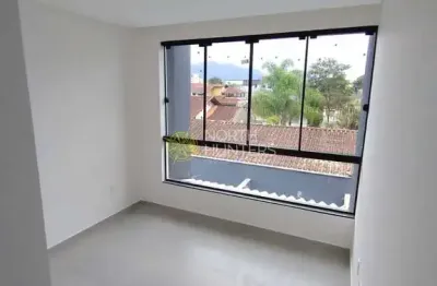 Casa geminada com piscina, com 2 suítes e 2 vagas de garagens