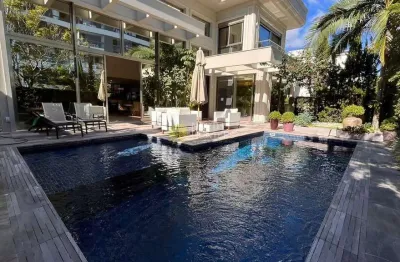 Linda mansão luxuosa com 03 suítes em jurerê internacional