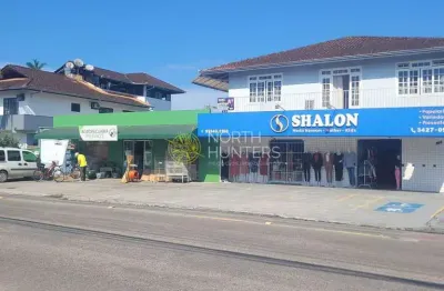 Prédio comercial com 1 casa + duas salas comerciais, ( já locadas)