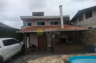 Casa à venda com piscina, e 4 dormitórios, sendo duas suítes no jardim iririú, joinville, sc