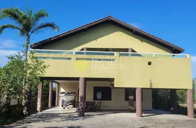 Casa à venda fundos para o Rio Pereque, com 3 suítes + lancha. Costeira, Balneário Barra do Sul, SC