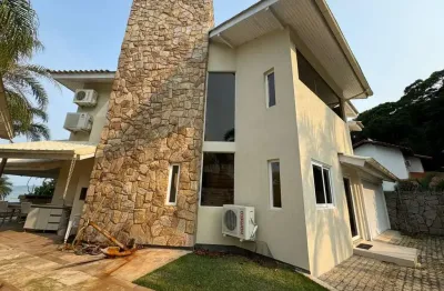 Casa pé na areia de alto padrão em governador celso ramos