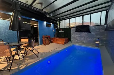 Sobrado de frente para rua com quintal e piscina aquecida no bairro tingui