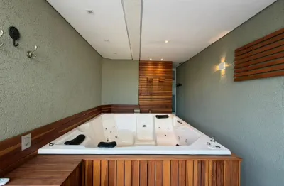 Se você busca conforto, privacidade e um espaço cheio de estilo, vai se encantar com este sobrado triplex ampliado