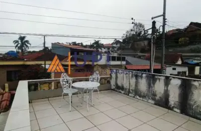 Sobrado com 3 dormitórios, suíte e quintal com churrasqueira