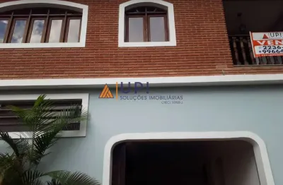 Sobrado com 3 dormitórios, suíte com hidromassagem, lareira e espaço para piscina