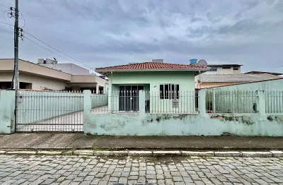 Casa com 3 quartos à venda na rua francisco alípio dos santos, lídia duarte, camboriú, 121 m2 por r$ 800.000