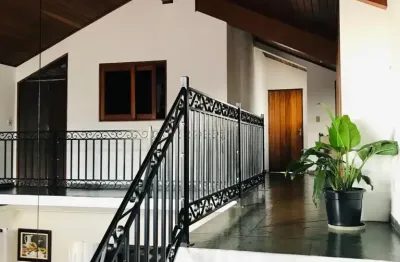 Excelente casa sobrado,  localizada em via pública, no coração de carapicuíba!!!