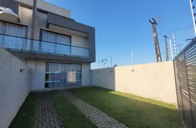 Triplex no litoral com piscina a poucos metros do mar