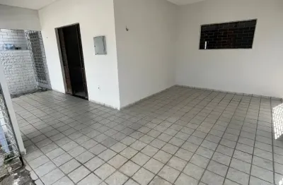 Excelente casa com 03 quartos, sendo 02 suites, vaga de garagem para 02 carros