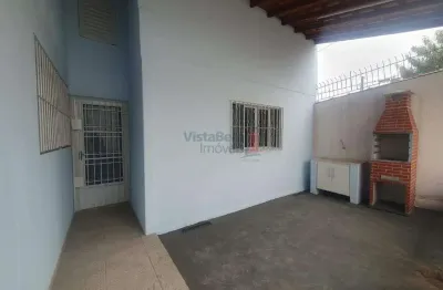 Casa para locação: 1 dormitório, banheiro e cozinha. área externa com churrasqueira