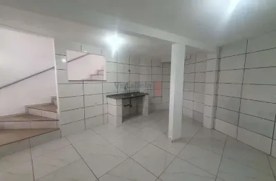 Casa para locação na chácara silvestre, com sala, 1 suite, cozinha e área de serviço . ideal para um casal. próximo ao assai atacadista