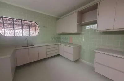 Casa com 3 dormitórios sendo 2 suites, toda reformada no coração de taubaté, com cozinha planejada e uma área de quintal ampla,