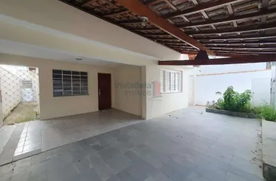 Excelente casa para venda em ótima localização com 2 quartos, banheiro, sala, copa e cozinha com armários, área de serviço. com edícula