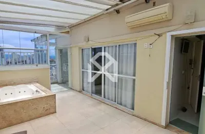 Apartamento cobertura de 136m, 3 suítes; área externa coberta com teto solar automatizado e banheir
