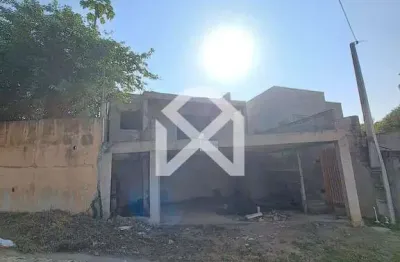 Casa à venda com terreno de 265m, 3 dormitórios, 1 suiíte, 2 vagas de garagem, jardim shangri-lá, a