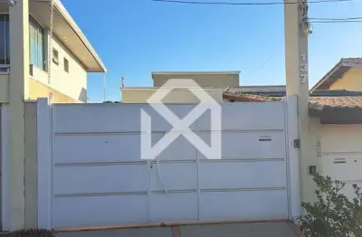 Sobrado à venda com 149m, 3 dormitórios, 3 suítes, 2 vagas de garagem, com quintal cidade satélite,