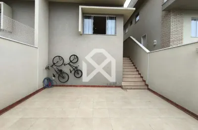 Casa à venda com terreno de 150m², 118m² de área construída, 3 dormitórios, 3 suítes, 2 vagas de ga