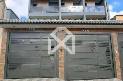Sobrado à venda com 131m, 3 dormitórios, 1 suíte, 2 vagas de garagem, com sacada, jardim nordeste,