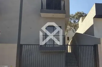 Sobrado à venda com 65m construído e 104m de área total, 2 suítes, 2 vagas de garagem,jardim santo